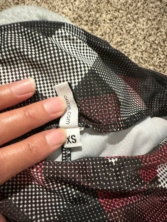 Onzie Black and Red Geometric Mesh Panel Leggings - Picture 4 of 4